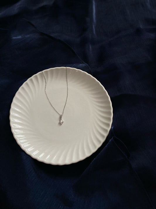Thealya Yıldız Formlu Minimal Kolye – Gümüş Renk