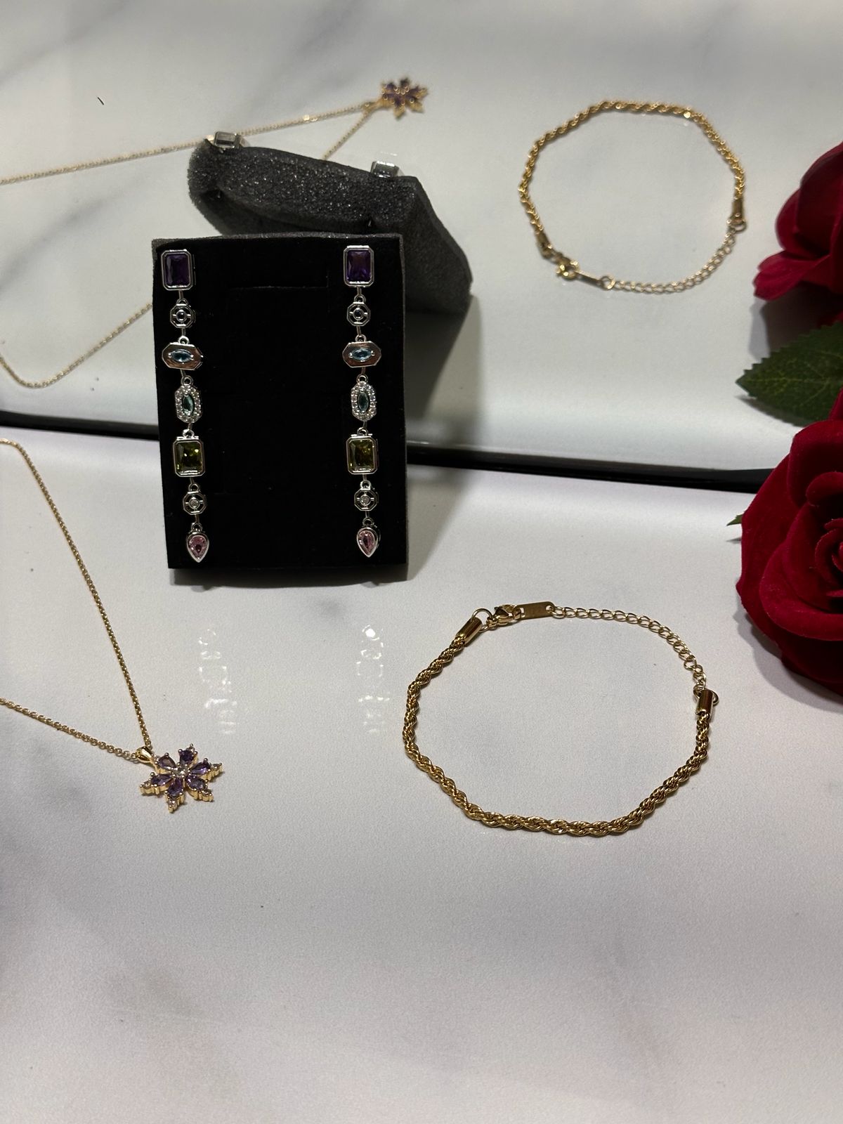 Renkli Taşlı Küpe ve Çiçek Kolye Gold Set – Zarif Bilekliklerle